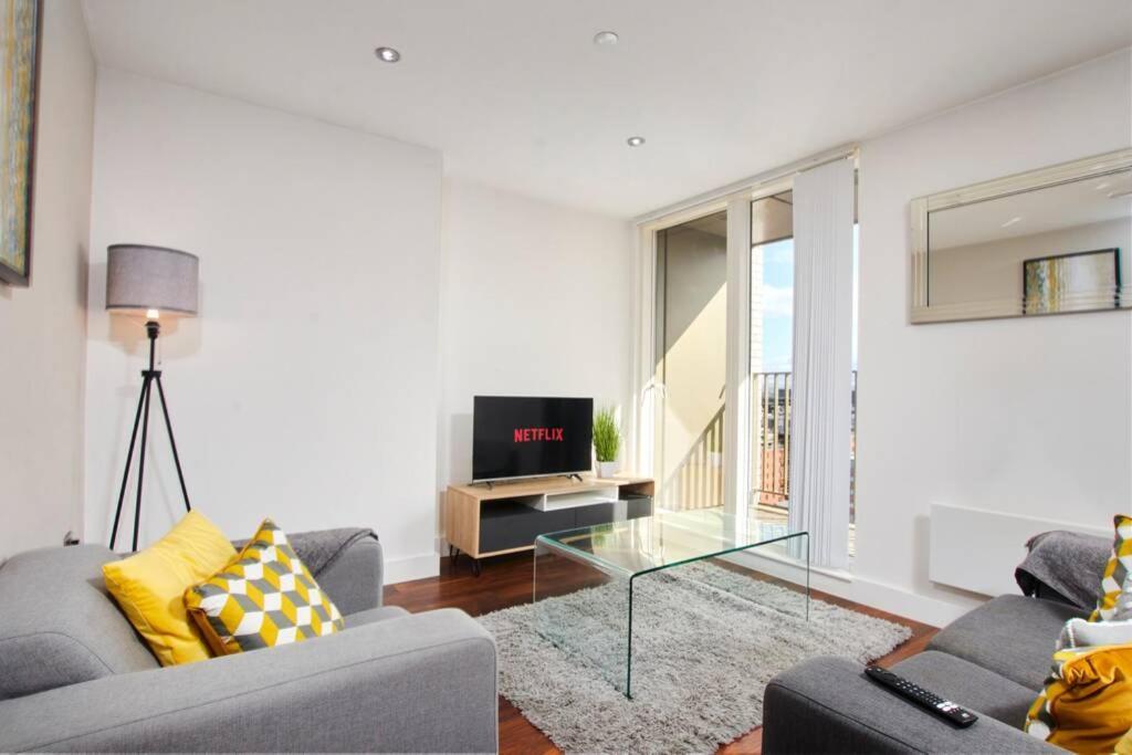 Lovely Apartment - Private Parking - Stadium Views マンチェスター エクステリア 写真