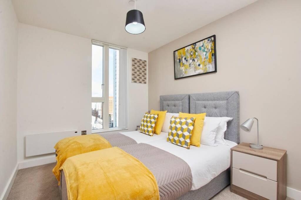 Lovely Apartment - Private Parking - Stadium Views マンチェスター エクステリア 写真