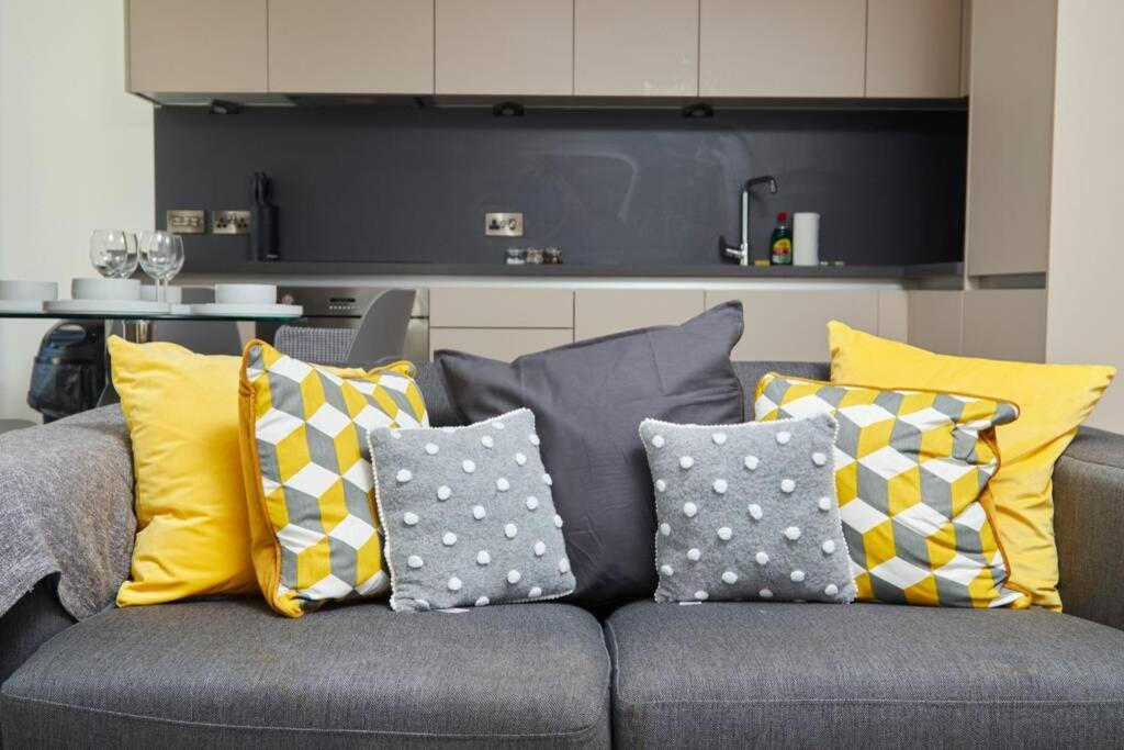 Lovely Apartment - Private Parking - Stadium Views マンチェスター エクステリア 写真