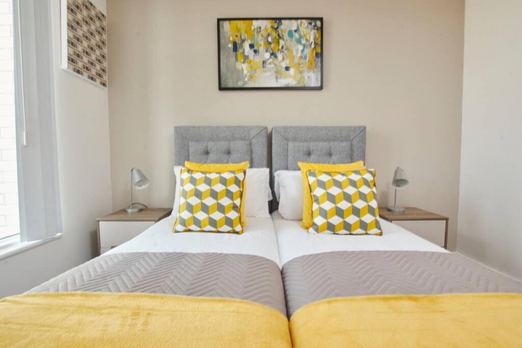 Lovely Apartment - Private Parking - Stadium Views マンチェスター エクステリア 写真