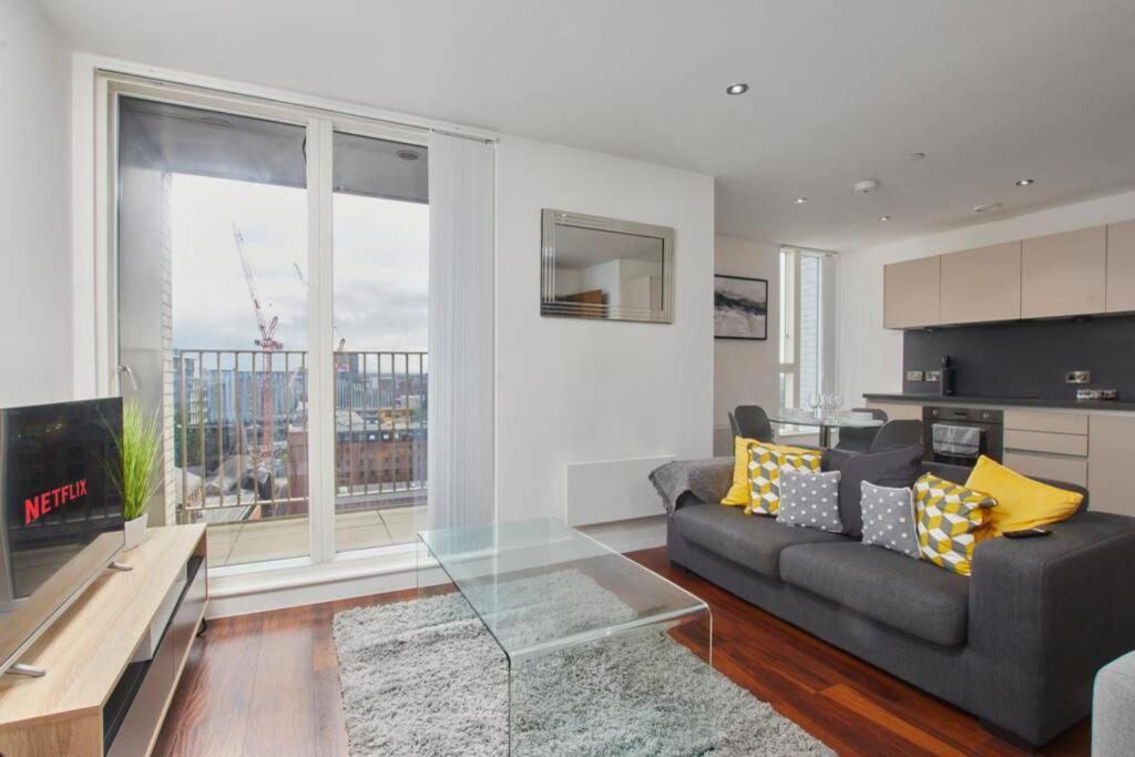 Lovely Apartment - Private Parking - Stadium Views マンチェスター エクステリア 写真