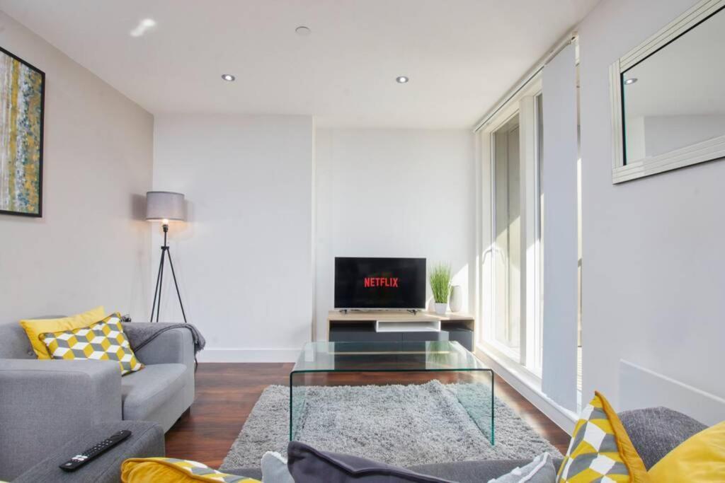Lovely Apartment - Private Parking - Stadium Views マンチェスター エクステリア 写真