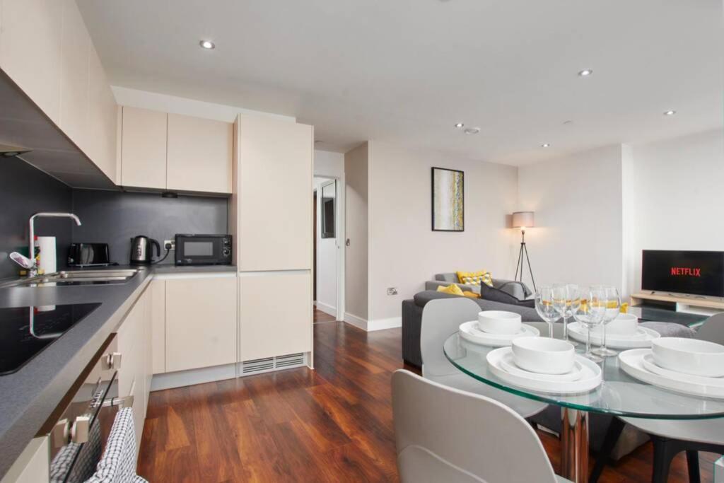 Lovely Apartment - Private Parking - Stadium Views マンチェスター エクステリア 写真
