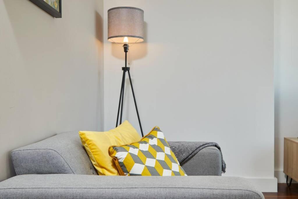 Lovely Apartment - Private Parking - Stadium Views マンチェスター エクステリア 写真