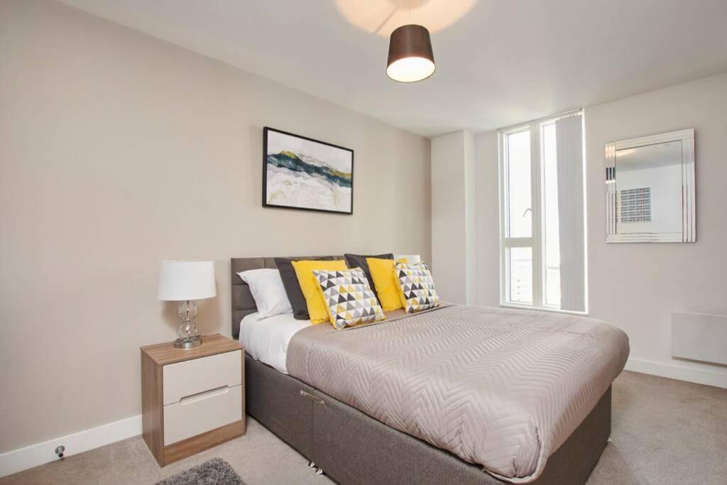 Lovely Apartment - Private Parking - Stadium Views マンチェスター エクステリア 写真
