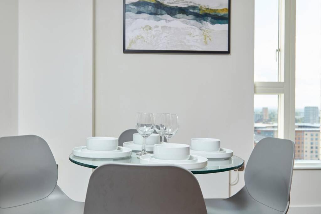 Lovely Apartment - Private Parking - Stadium Views マンチェスター エクステリア 写真